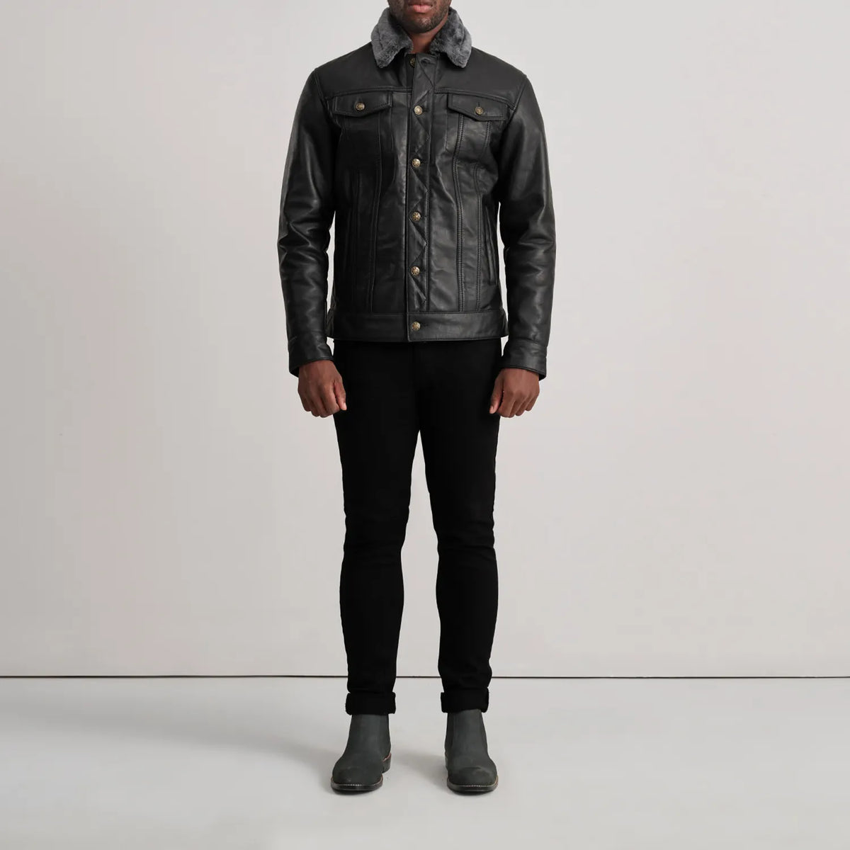 
Dallis Negro Leather Shearling Trucker Chaqueta de Cuero para Hombre - Vista lateral mostrando el corte ergonómico de mangas