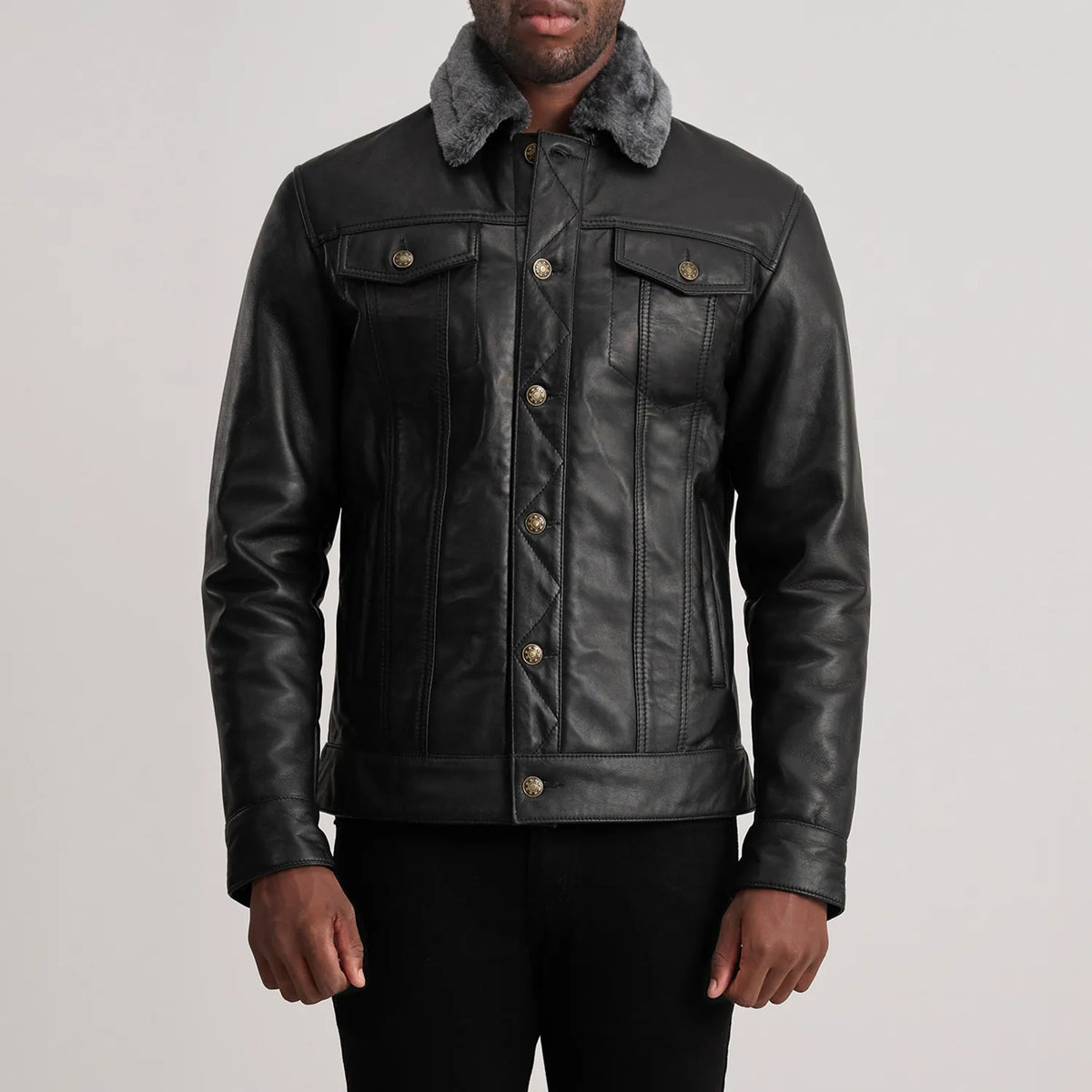 
Vista de detalle of Classic Collar & Button Hardware on Dallis Negro Leather Shearling Trucker Chaqueta de Cuero para Hombre