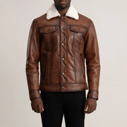 Detalle de cerca of Classic Collar &amp; Button Hardware on Dallis Marrón Leather Shearling Trucker Chaqueta de Cuero para Hombre