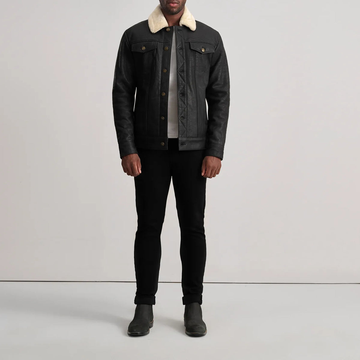 Dallis Tumbled Black Shearling Trucker Jacket - Vista de perfil lateral con corte ergonómico de manga