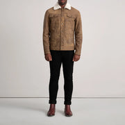 
Dallis Snuffed Brown Shearling Trucker Jacket - Vista lateral mostrando el corte ergonómico de mangas