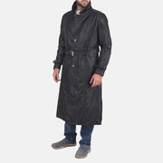 
Black Cowhide Leather Trench Coat - Vista posterior con hombros definidos y bajo impecable