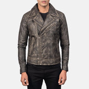 
Detalle artesanal del bajo en Danny Quilted Brown Leather Biker Jacket