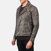 
Perspectiva del modelo vistiendo Danny Quilted Brown Leather Biker Jacket en modelo con caída natural bajo luz de día