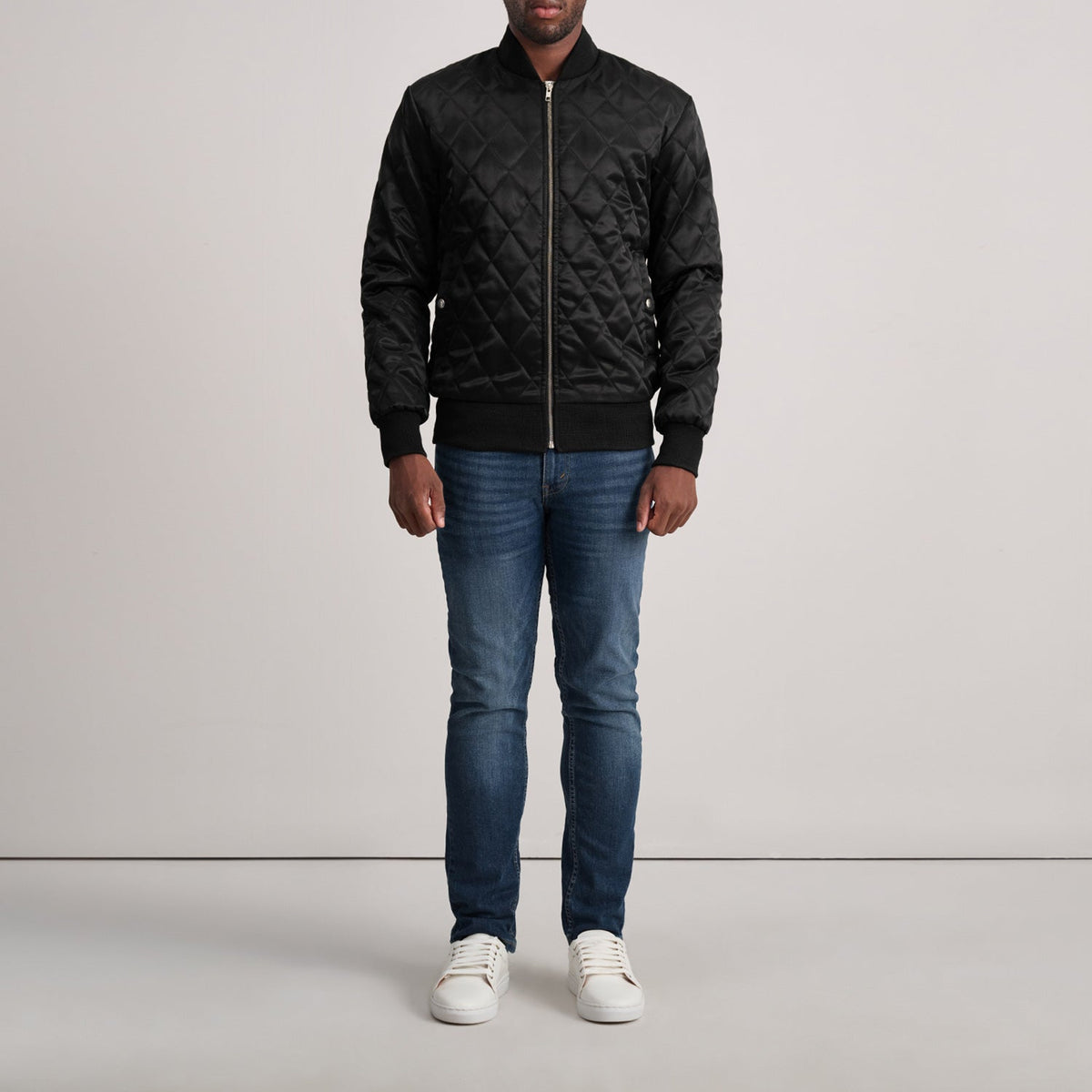 Detalle de cerca of Varsity &amp; Zipper Hardware on Danson Acolchado Negro Varsity Chaqueta de Cuero para Hombre