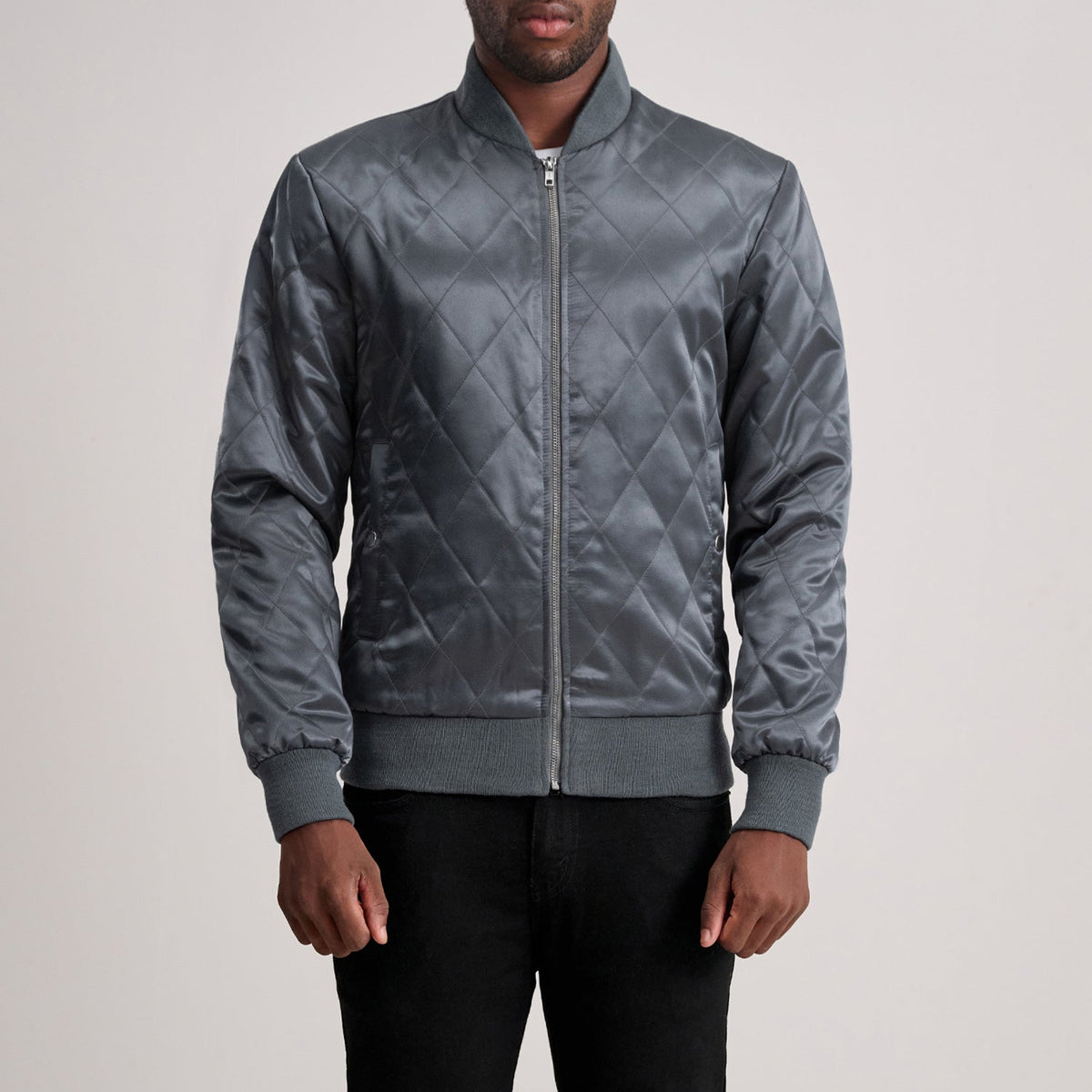 
Danson Acolchado Gris Varsity Chaqueta de Cuero para Hombre in Grey Satin - Vista frontal y silueta entallada | Comprar online