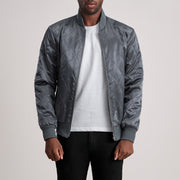 
Danson Acolchado Gris Varsity Chaqueta de Cuero para Hombre - Vista lateral mostrando el corte ergonómico de mangas