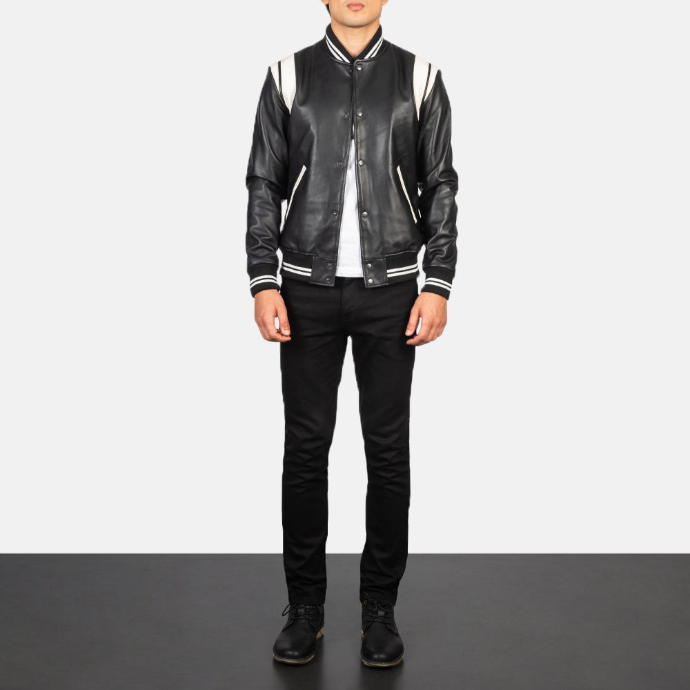Men's Dantee Negro Leather Varsity Chaqueta de Cuero para Hombre - Vista de perfil lateral con corte ergonómico de manga