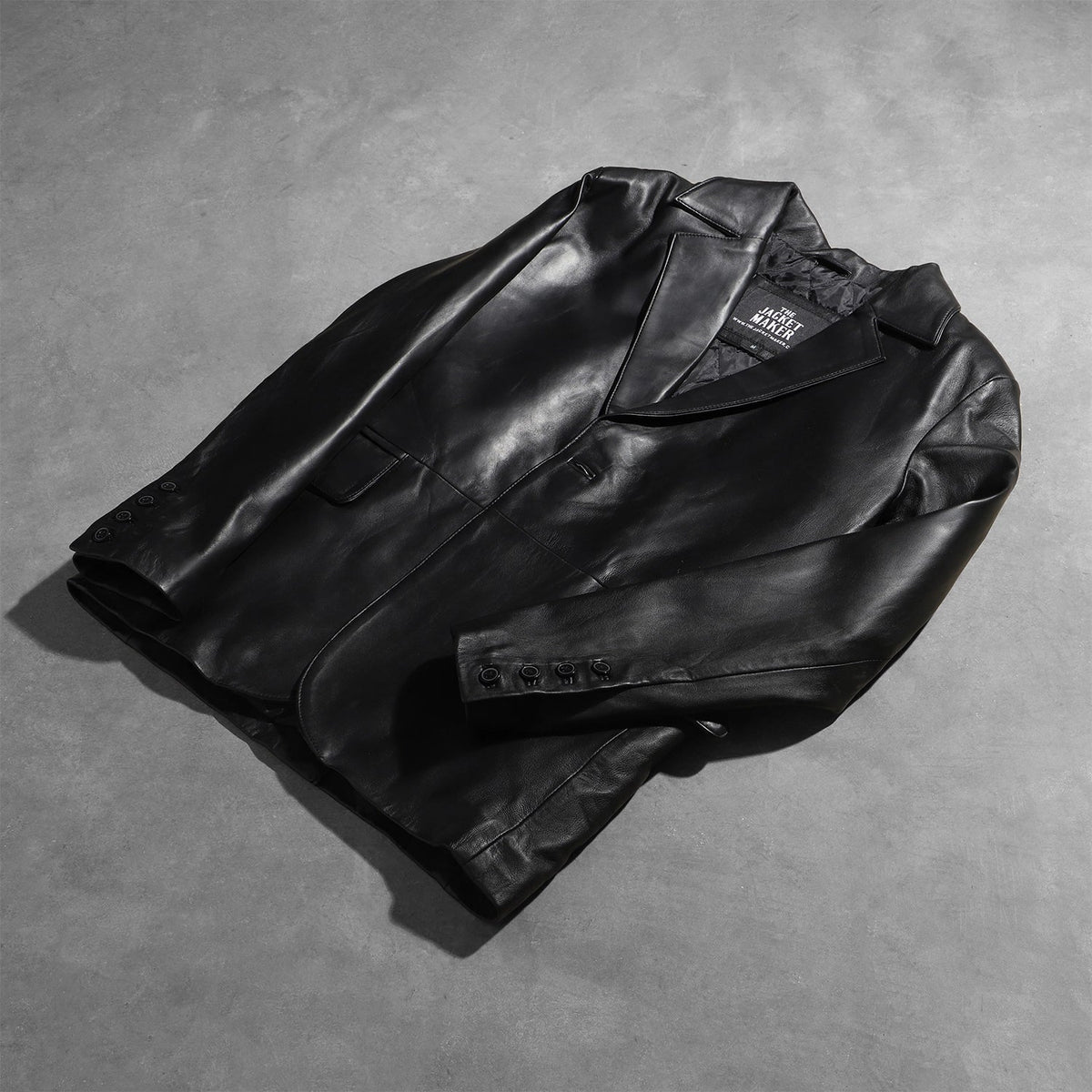 Styled Fit Perspective of Men's Daron Negro Blazer de Cuero de Cuero para Hombre on Model - Natural Daylight Drape