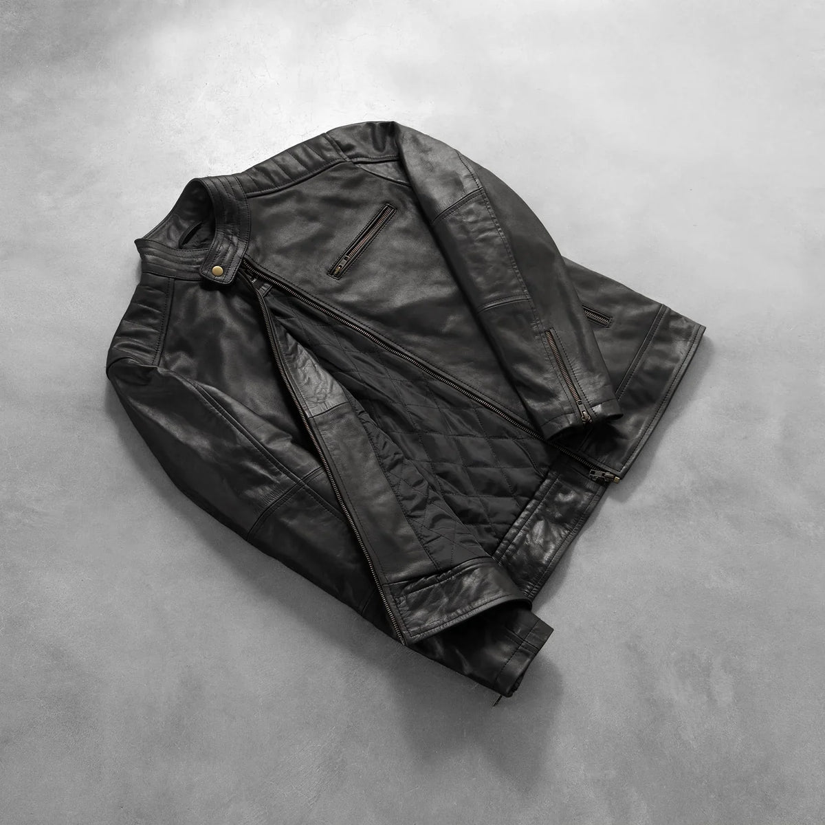 Styled Fit Perspective of Dean Negro Chaqueta Biker de Cuero para Hombre on Model - Natural Daylight Drape