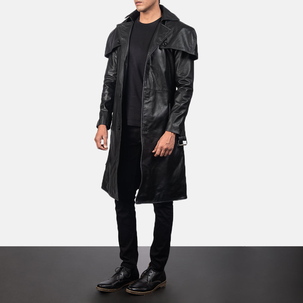 Men's Deux Negro Leather Duster para Hombre - Vista de perfil lateral con corte ergonómico de manga