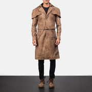 Detalle de cerca of Classic Collar &amp; Buttons + Belt Hardware on Men's Deux Marrón Leather Duster para Hombre