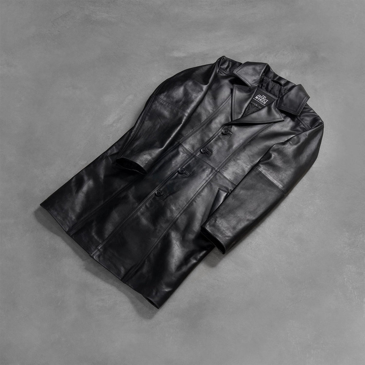 
Perspectiva del modelo vistiendo Don Long Negro Abrigo de Cuero para Hombre en modelo con caída natural bajo luz de día