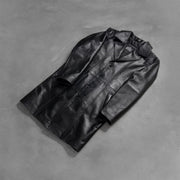 
Perspectiva del modelo vistiendo Don Long Negro Abrigo de Cuero para Hombre en modelo con caída natural bajo luz de día