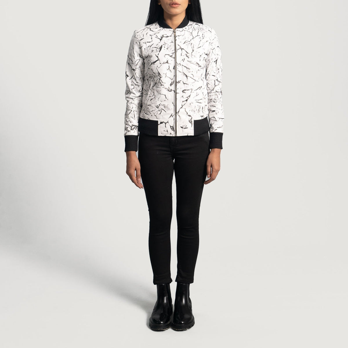 Detalle de cerca of Varsity &amp; Zipper Hardware on Women's Donna Blake Blanco Cazadora Bomber de Cuero para Mujer