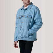 
Eddie Light Azul Oversized Denim Trucker Chaqueta de Cuero para Hombre For Men - Vista lateral mostrando el corte ergonómico de mangas