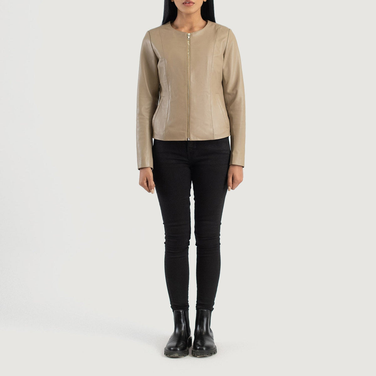 Elixir Beige Collarless Leather Jacket - Vista de perfil lateral con corte ergonómico de manga