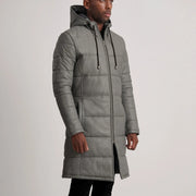 
Perspectiva del modelo vistiendo Floyd Tan Hooded Leather Puffer Coat en modelo con caída natural bajo luz de día