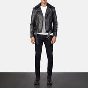 Men's Furton Black Leather Biker Jacket - Vista de perfil lateral con corte ergonómico de manga