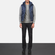 
Fuston Azul Chaleco acolchado con capucha para Hombre - Vista lateral mostrando el corte ergonómico de mangas