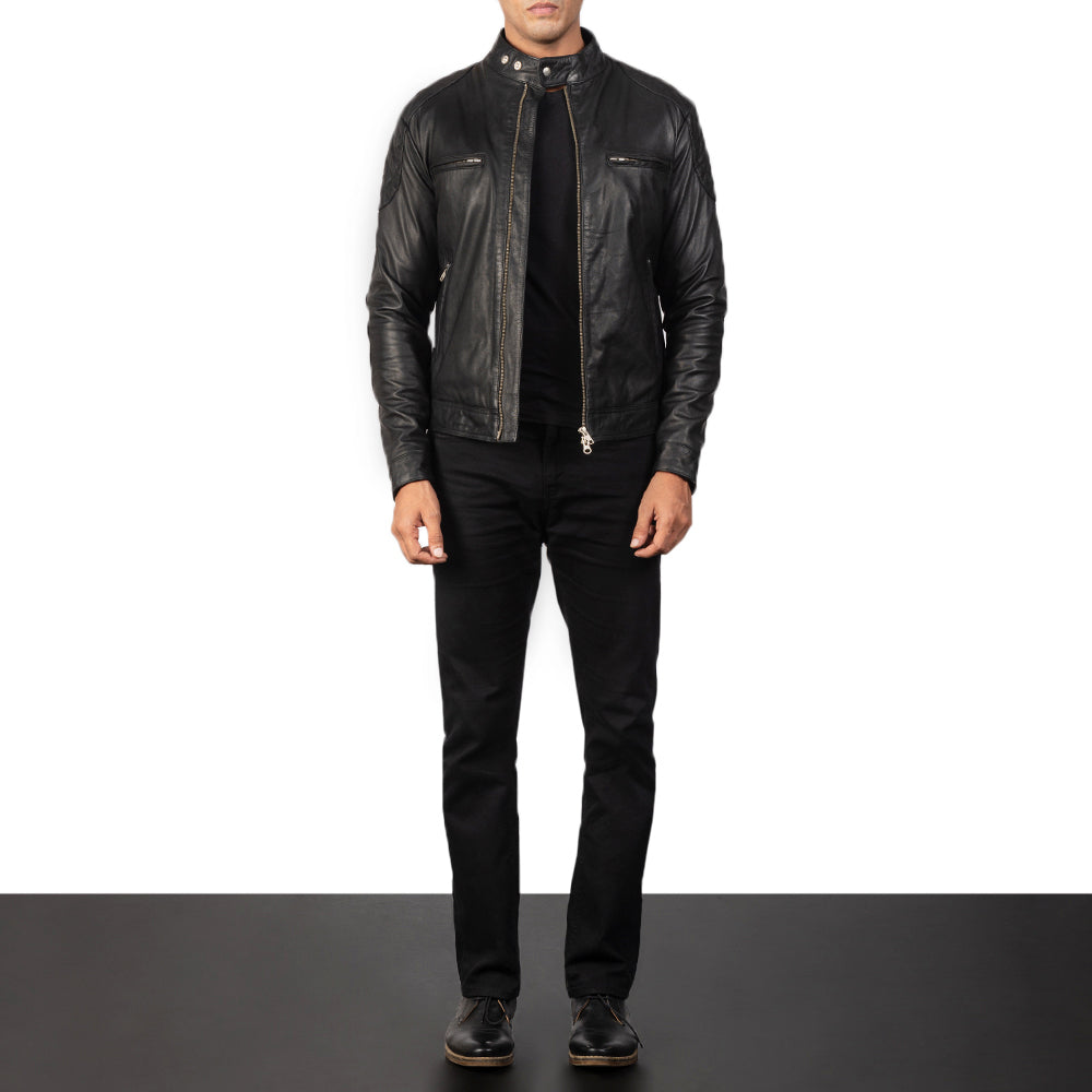 Men's Gatsby Quilted Black Leather Biker Jacket - Vista de perfil lateral con corte ergonómico de manga