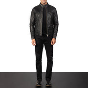 Men's Gatsby Quilted Black Leather Biker Jacket - Vista de perfil lateral con corte ergonómico de manga