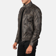 
Distressed Brown Goatskin Leather Biker Jacket - Vista posterior con hombros definidos y bajo impecable