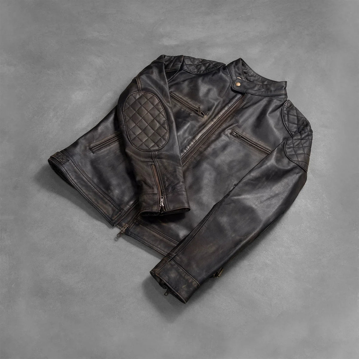
Perspectiva del modelo vistiendo Gatsby Quilted Distressed Brown Leather Jacket en modelo con caída natural bajo luz de día