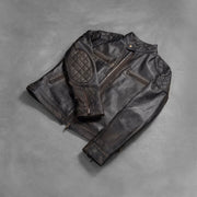 
Perspectiva del modelo vistiendo Gatsby Quilted Distressed Brown Leather Jacket en modelo con caída natural bajo luz de día