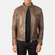 
Gatsby Moca Chaqueta Biker de Cuero para Hombre in Dark Brown Sheepskin Leather - Vista frontal y silueta entallada | Comprar online