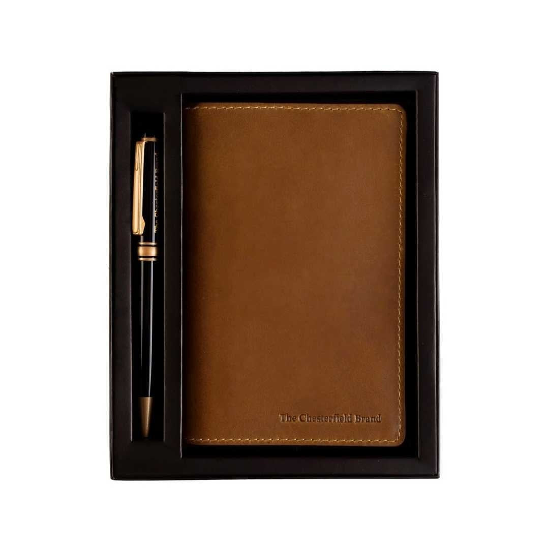 
Giftset Leather Writing Case and Pen (Passport holder) in Classic Full-Grain Leather - Vista frontal y silueta entallada | Comprar online