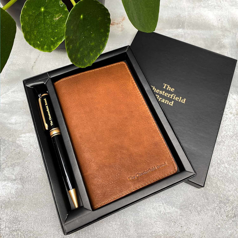 Giftset Leather Writing Case and Pen (Passport holder) para Mujer