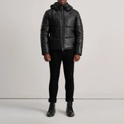 
Gordon Tan Hooded Leather Puffer Jacket - Vista lateral mostrando el corte ergonómico de mangas