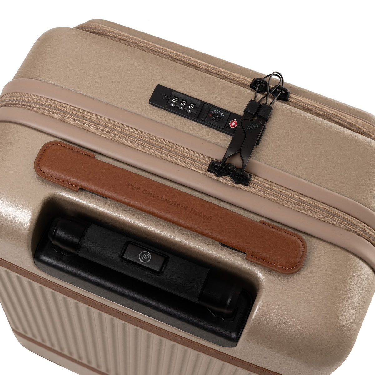 
Perspectiva del modelo vistiendo Hand Luggage Suitcase Front Pocket Zuna para Mujer para Mujer en modelo con caída natural bajo luz de día