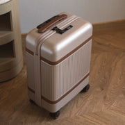 
Classic 100% Full-Grain leather Goods - Vista posterior con hombros definidos y bajo impecable