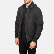
Black Polyester Bomber Jacket - Vista posterior con hombros definidos y bajo impecable