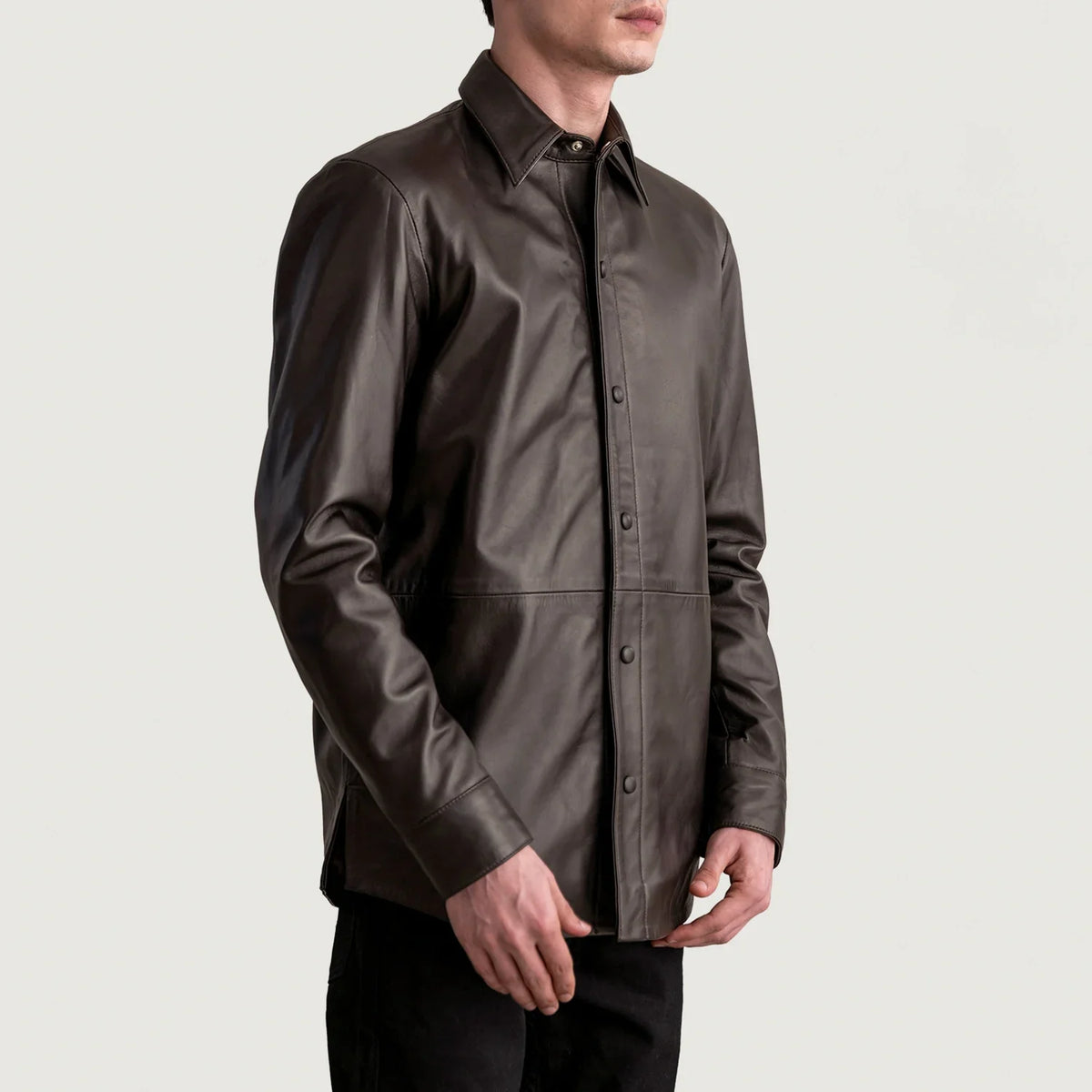 
Perspectiva del modelo vistiendo Haven Black Leather Shirt en modelo con caída natural bajo luz de día