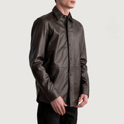 
Perspectiva del modelo vistiendo Haven Black Leather Shirt en modelo con caída natural bajo luz de día