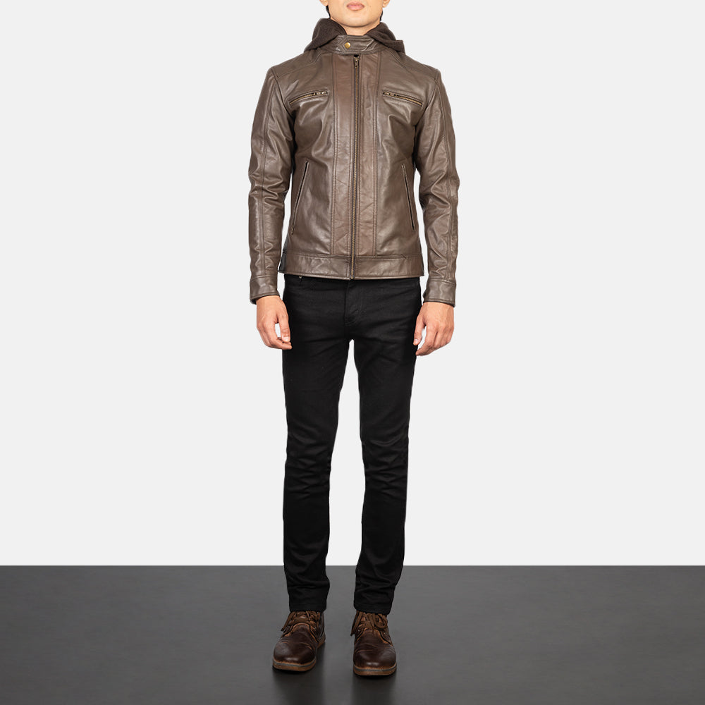 Men's Hector Marrón Hooded Chaqueta Biker de Cuero para Hombre - Vista de perfil lateral con corte ergonómico de manga