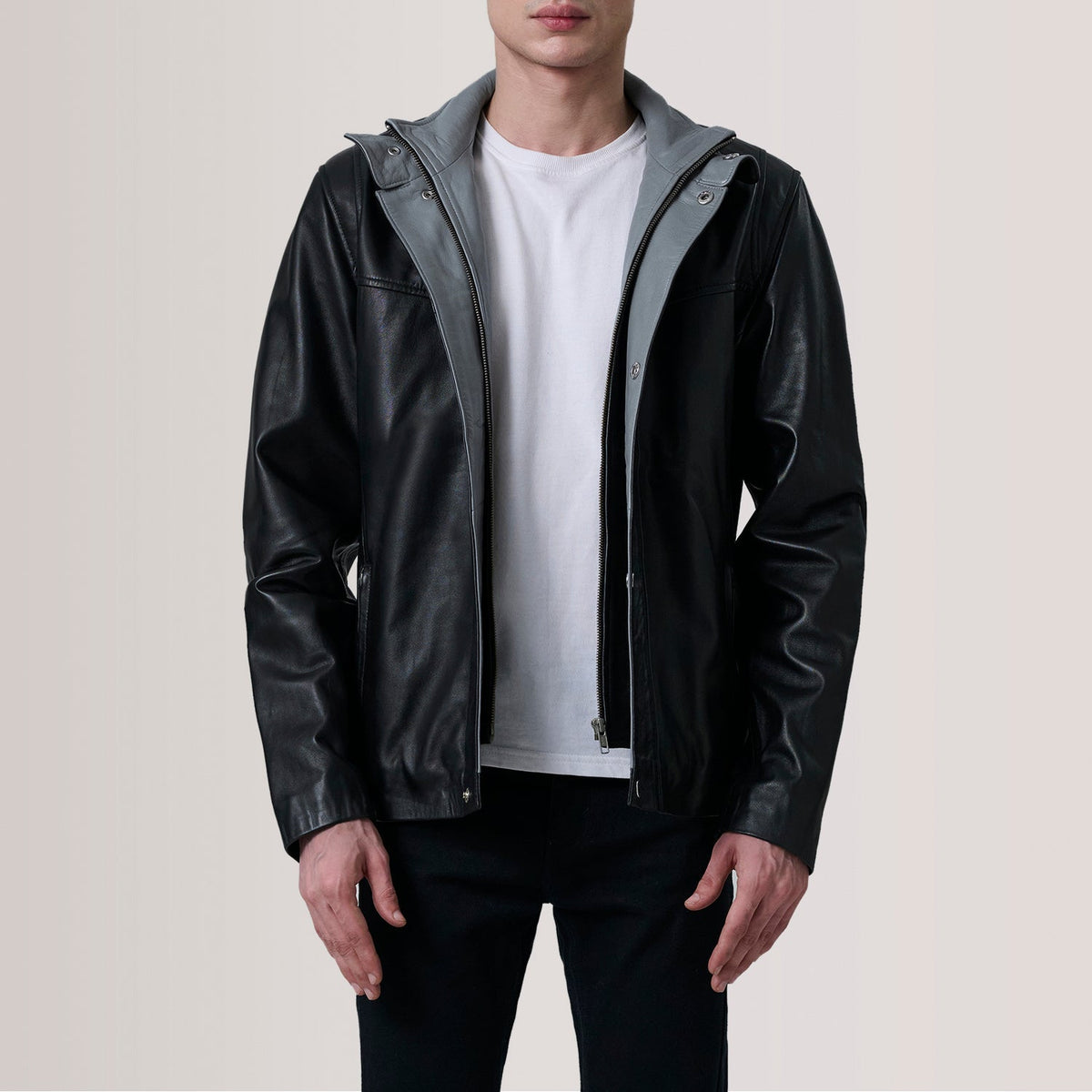 
Henrik Grey Suede Cafe Racer For Men in Grey Goatskin Suede - Vista frontal y silueta entallada | Comprar online