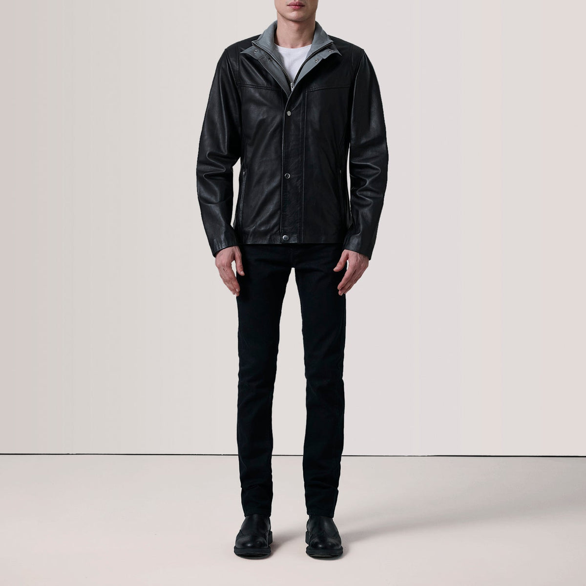 
Grey Goatskin Suede Biker Jacket - Vista posterior con hombros definidos y bajo impecable