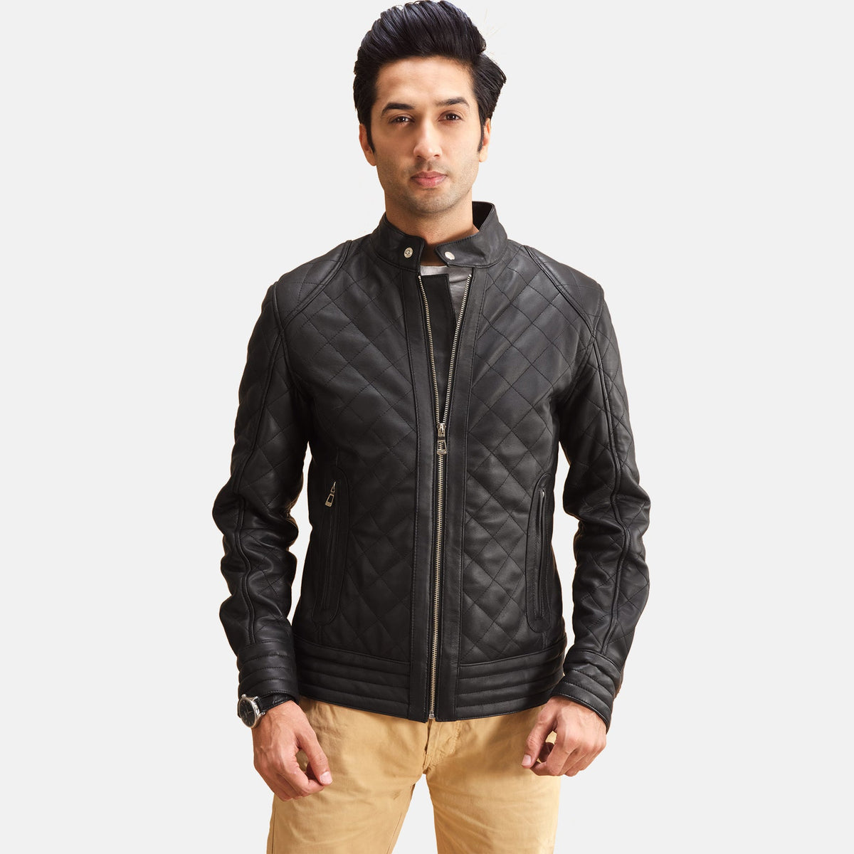 
Henry Acolchado Negro Chaqueta de Cuero para Hombre in Black Sheepskin Leather - Vista frontal y silueta entallada | Comprar online