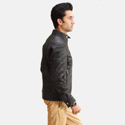 
Black Sheepskin Leather Biker Jacket - Vista posterior con hombros definidos y bajo impecable