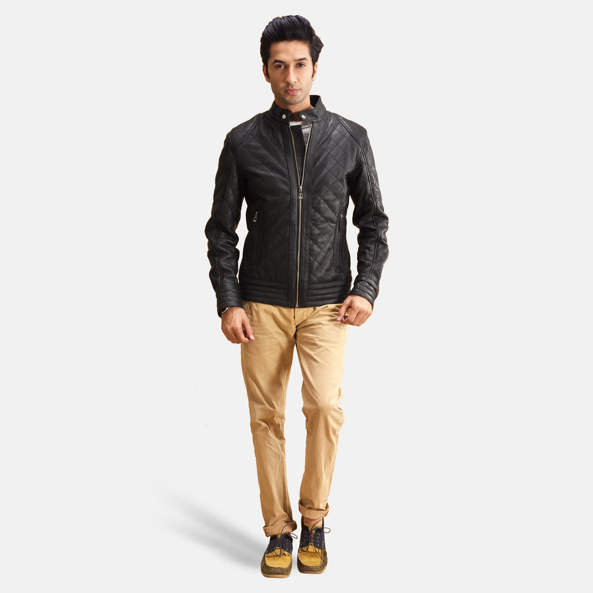 
Henry Acolchado Negro Chaqueta de Cuero para Hombre - Vista lateral mostrando el corte ergonómico de mangas