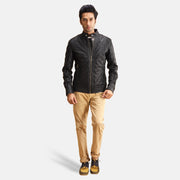 
Henry Acolchado Negro Chaqueta de Cuero para Hombre - Vista lateral mostrando el corte ergonómico de mangas