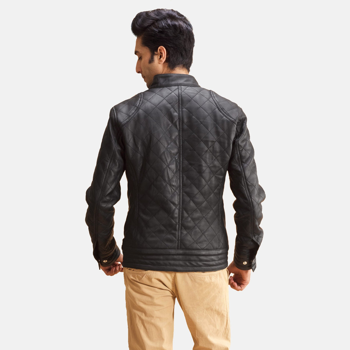 
Vista interior Showing Quilted Viscose lining & Dos bolsillos interiores de utilidad