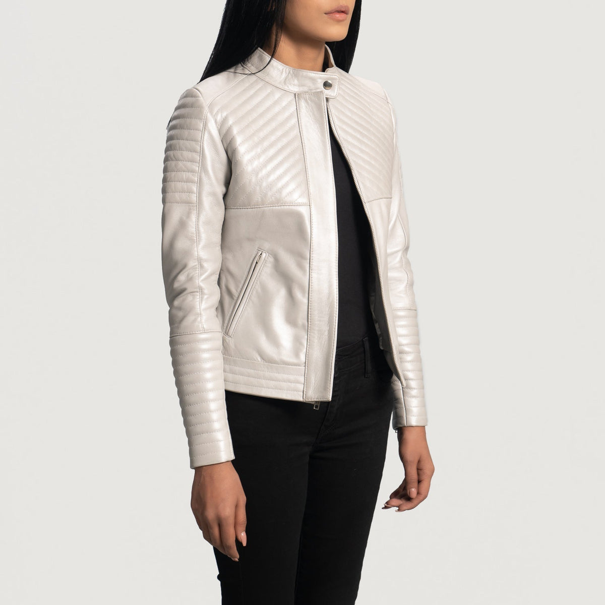 Silver Sheepskin Leather Biker Jacket - Vista posterior con hombros definidos y bajo impecable