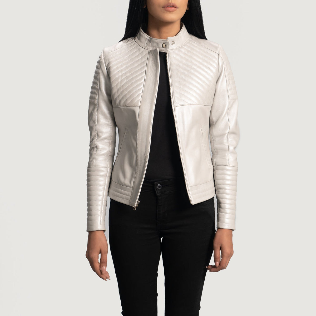 
Ice Maiden Silver Acolchado Chaqueta Biker de Cuero para Mujer - Vista lateral mostrando el corte ergonómico de mangas