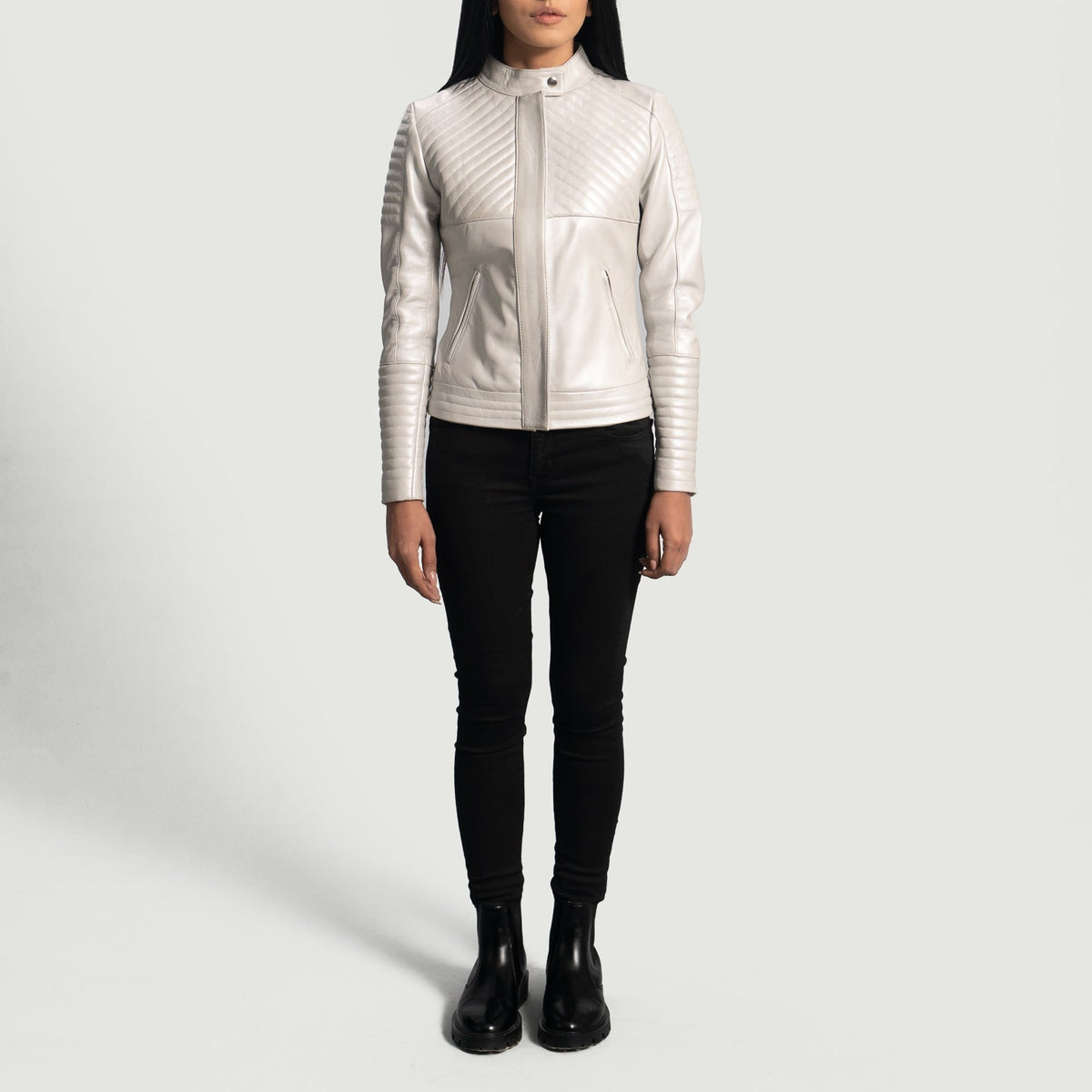 
Primer plano del cuello con broche a presión y cremalleras de Ice Maiden Silver Acolchado Chaqueta Biker de Cuero para Mujer