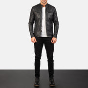Men's Ionic Black Leather Jacket - Vista de perfil lateral con corte ergonómico de manga
